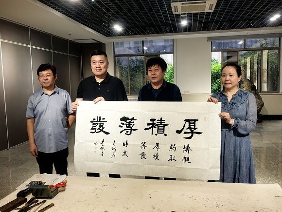 03 展览现场向宜兴市图书馆捐赠书法作品 03 展览现场向宜兴市图书馆捐赠书法作品