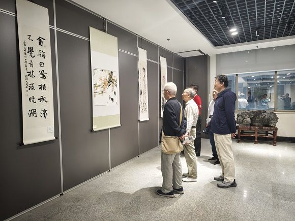 07 嘉宾参观苏轼相关书画展品 07 嘉宾参观苏轼相关书画展品